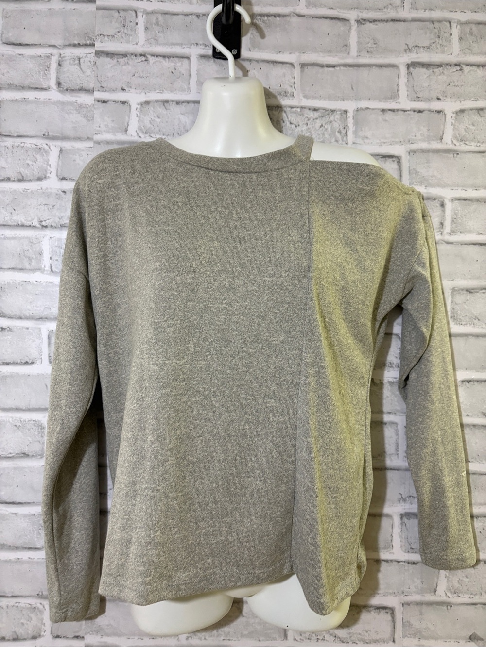 Suzy Shier cold shoulder Gray Crewneck Sweater, small